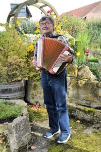 Georg Jäger von 50 plus und seine Harmonika